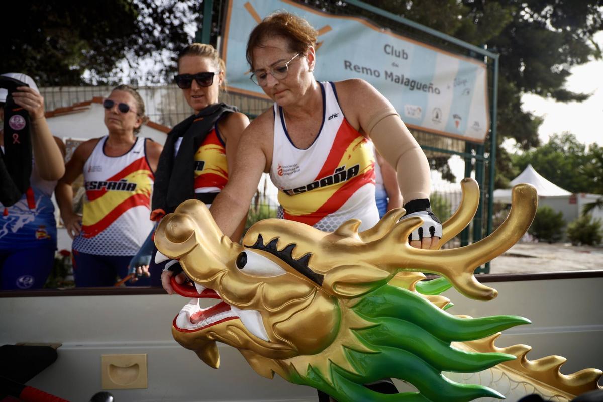 MLG 22-07-2026.-La Asociación española de Boat Dragón, formada por mujeres supervivientes de cáncer de mama, entrenan cada tarde en el pantalán ubicado en el puerto de la ciudad y donde han sido subcampeonas en Múnich.
