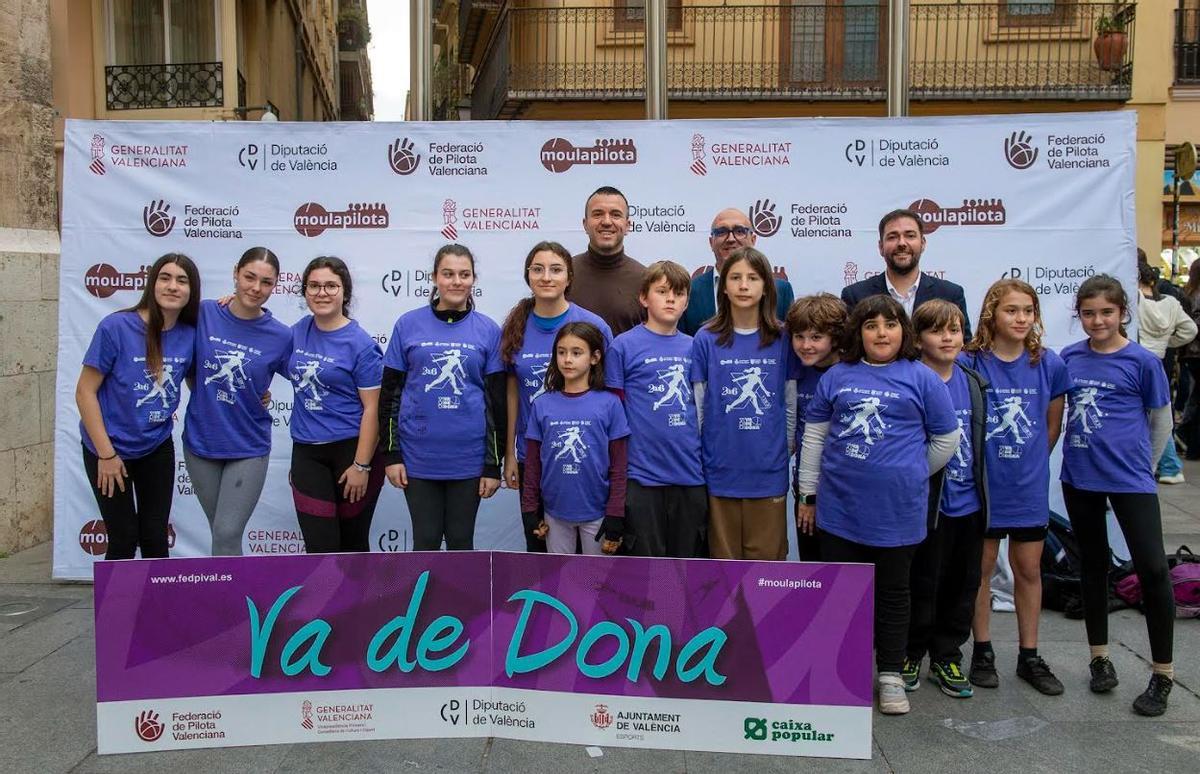Vicent Mompó posa junto a niños y niñas participantes en el acto de ‘Va de Dona!’
