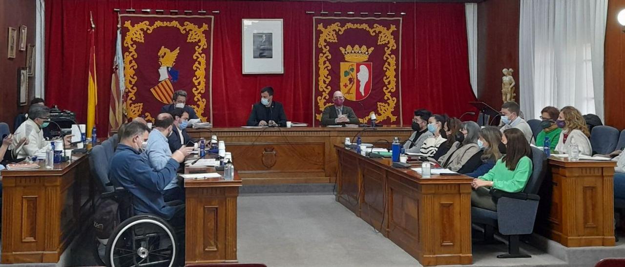 El equipo de gobierno (PSOE y Compromís), aprobó el presupuesto, con el apoyo del edil no adscrito, la abstención de Cs y TSV y votos en contra de PP y PVI.   | FLORES