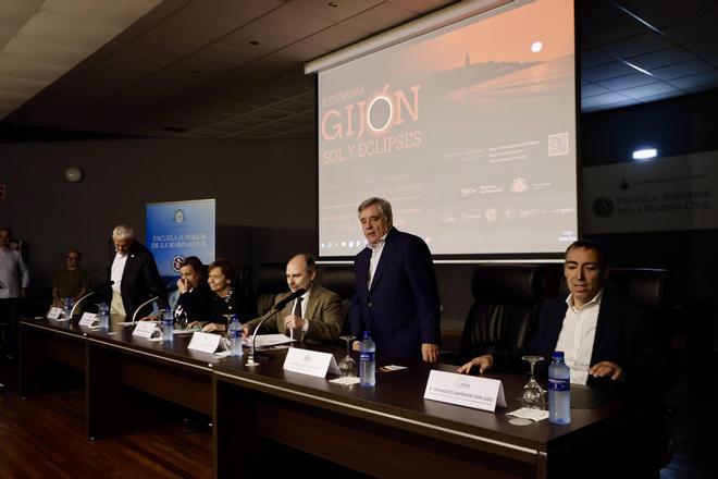 Entusiasmo de la ciudadanía con el eclipse total de Sol en las jornadas que Gijón le dedica, en imágenes