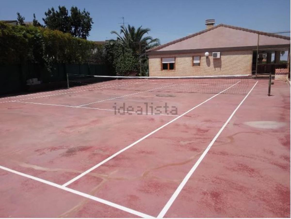 Pista de tenis de la casa a la venta en Zaragoza