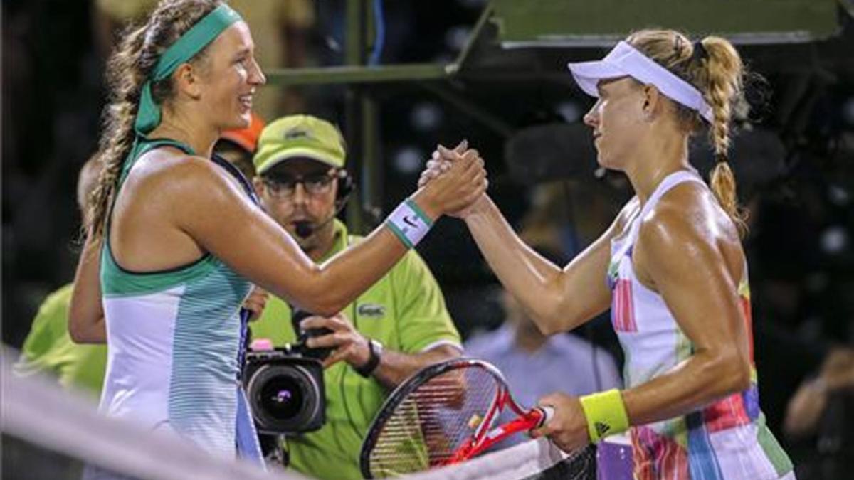 Azarenka y Kerber se saludan tras el partido