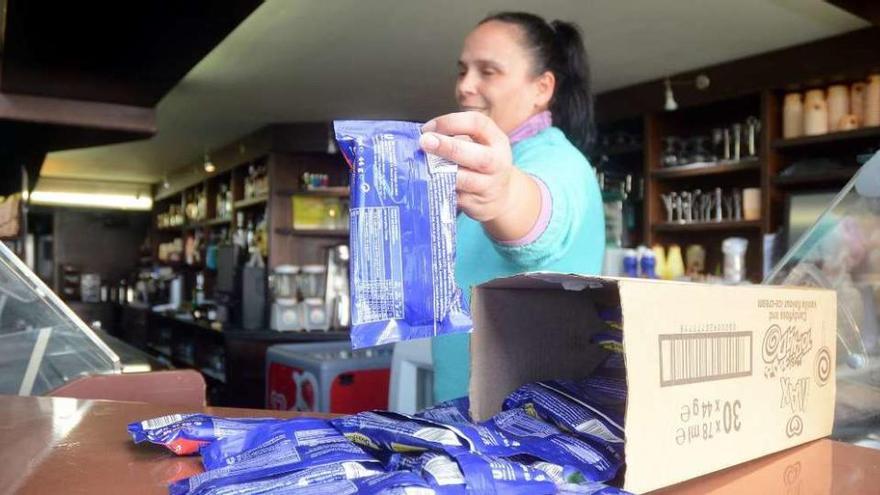 Rosi Bellas muestra algunos de los helados echados a perder. // Rafa Vázquez