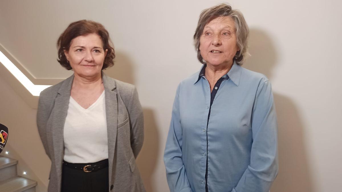 Rosario García y Amparo Seguí, albacea y amiga de Clementa Soria, esta mañana, en la sede de la Asociación Española Contra el Cáncer en Zaragoza.