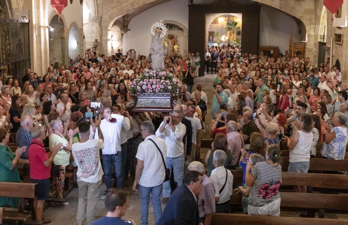 La entrada en el templo es uno de los momentos de más recogimiento.