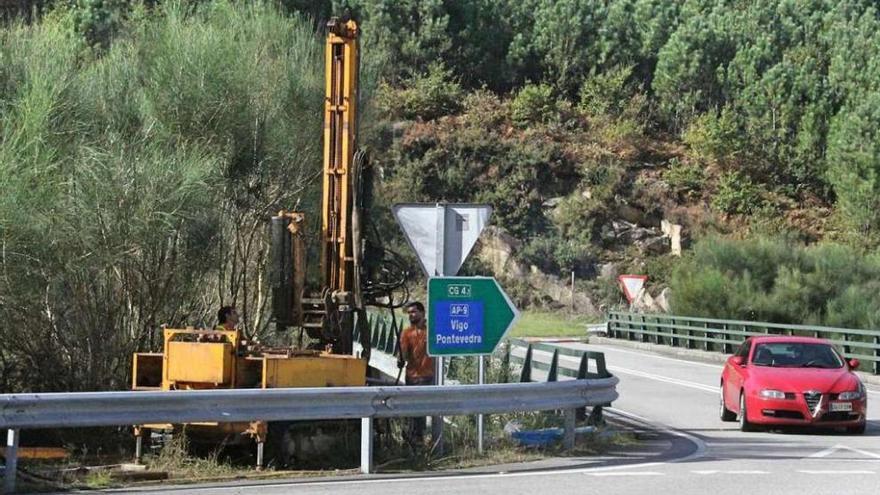 Catas geotécnicas que se realizan estos días en el corredor para el futuro desdoblamiento.