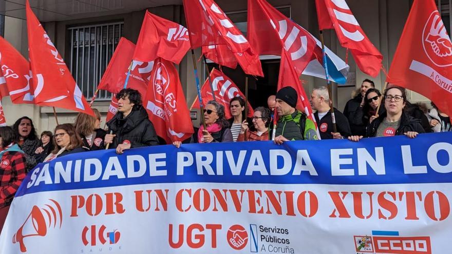 Protesta de trabajadores de la sanidad privada, ayer, en A Coruña.  | // CEDIDA