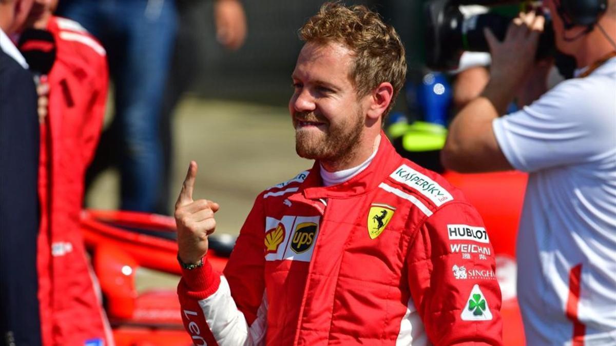 Vettel celebra la victoria en su ya habitual gesto de levantar el dedo