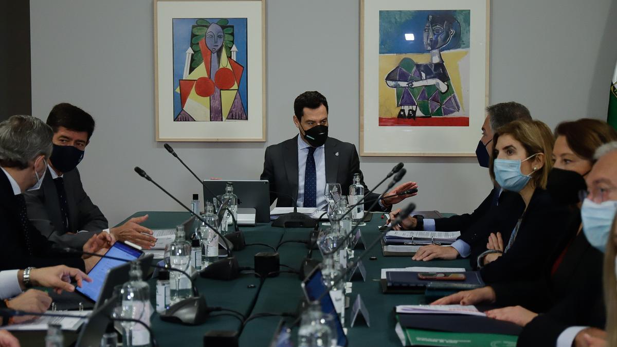 Juanma Moreno preside la reunión del Consejo de Gobierno.