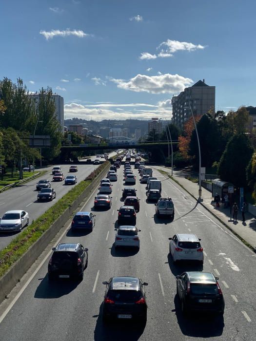 El cierre perimetral de A Coruña provoca atascos en las principales vías