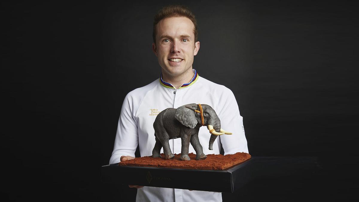 Lluc Crusellas, con una reproducción de 'Elefante', la pieza de chocolate con la que se proclamó ganador del World Chocolate Masters 2022.