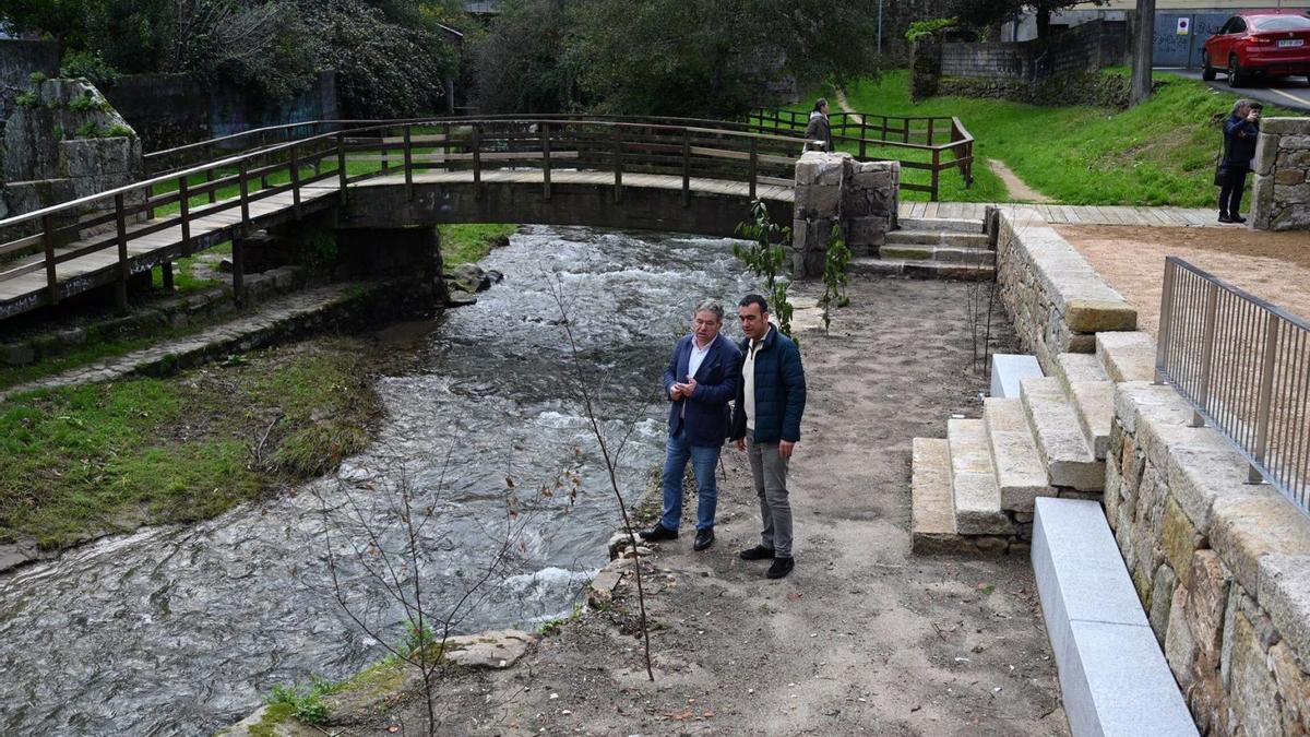 Lores y Moreda visitan la obra de mejora del tramo del río.