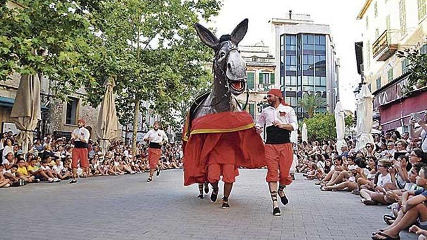 Sa Mulassa y sus &#039;mulassers&#039;, ayer en plena danza.