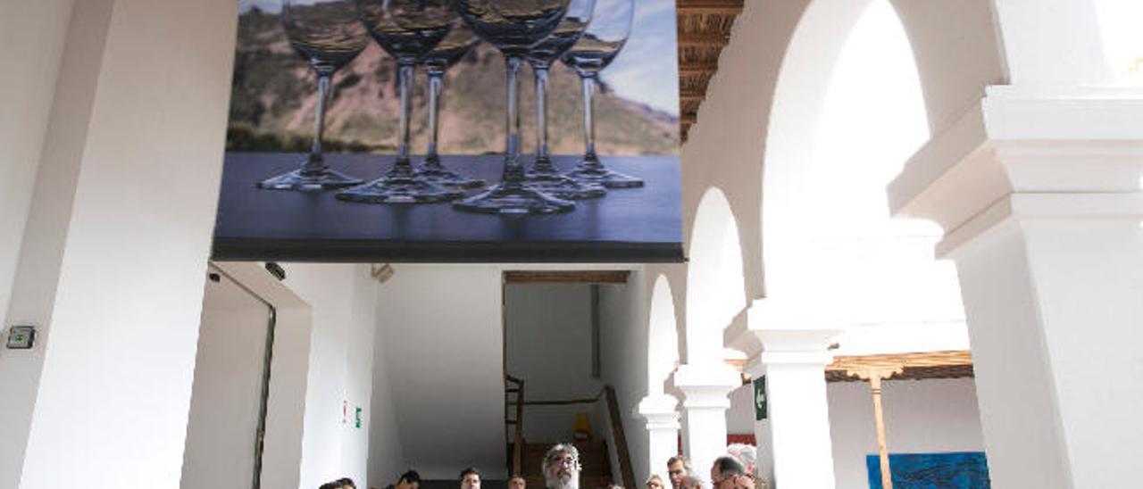 Asistentes a la muestra artística sobre los vinos de Gran Canaria.