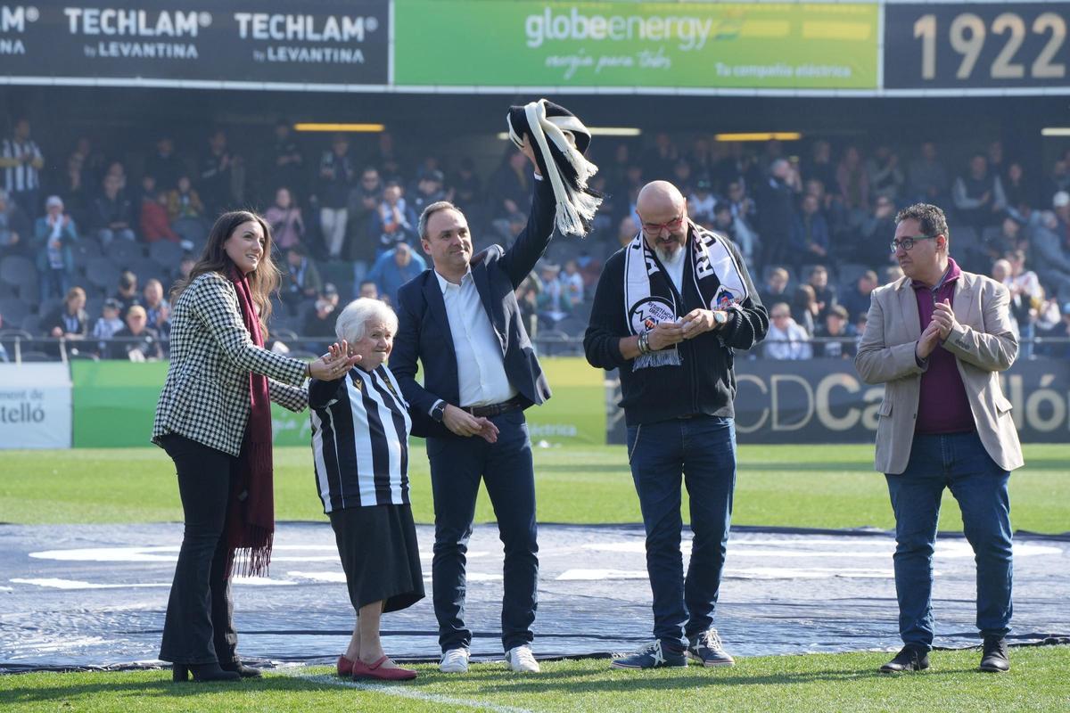 El excapitán Manu Irún, con su prima Carmen Molina y la abuela Rafaela Rodríguez, el domingo en Castalia.