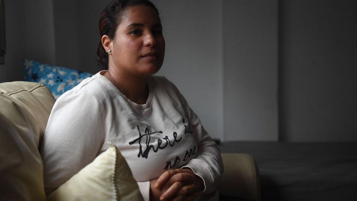 Azzahra Karzazi, en su vivienda, en la que sigue debido a la suspensión temporal de los desahucios.  | // CARLOS PARDELLAS