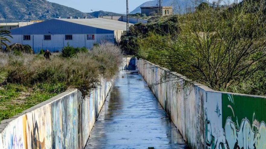 La rambla de La Melva sigue llevando agua