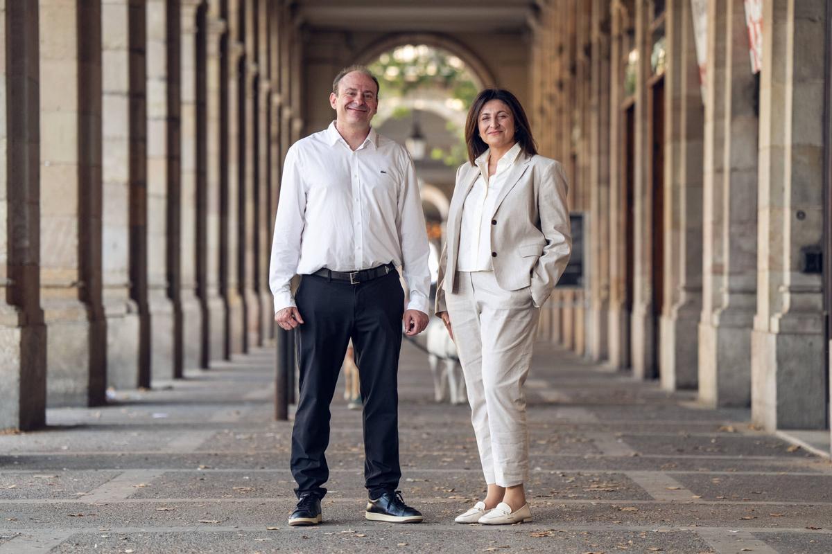 Anna y Emili, responsables de la firma Garcia de Pou, ante la tienda del paseo de Picasso
