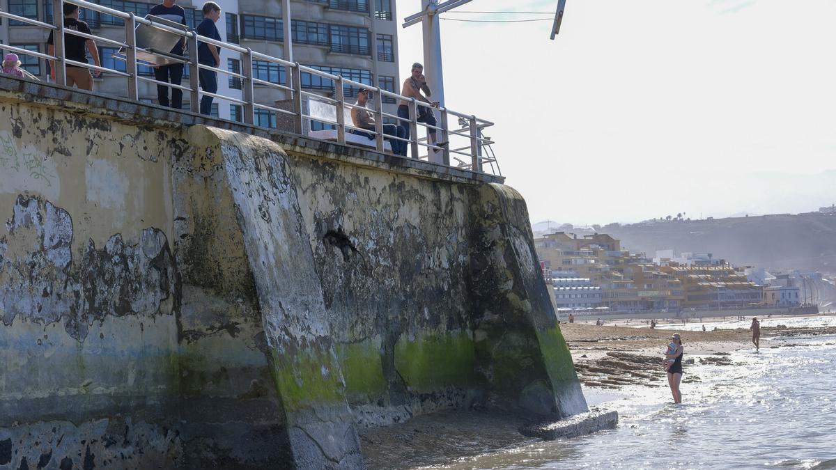 Grieta en el paseo de Las Canteras, junto a playa Chica