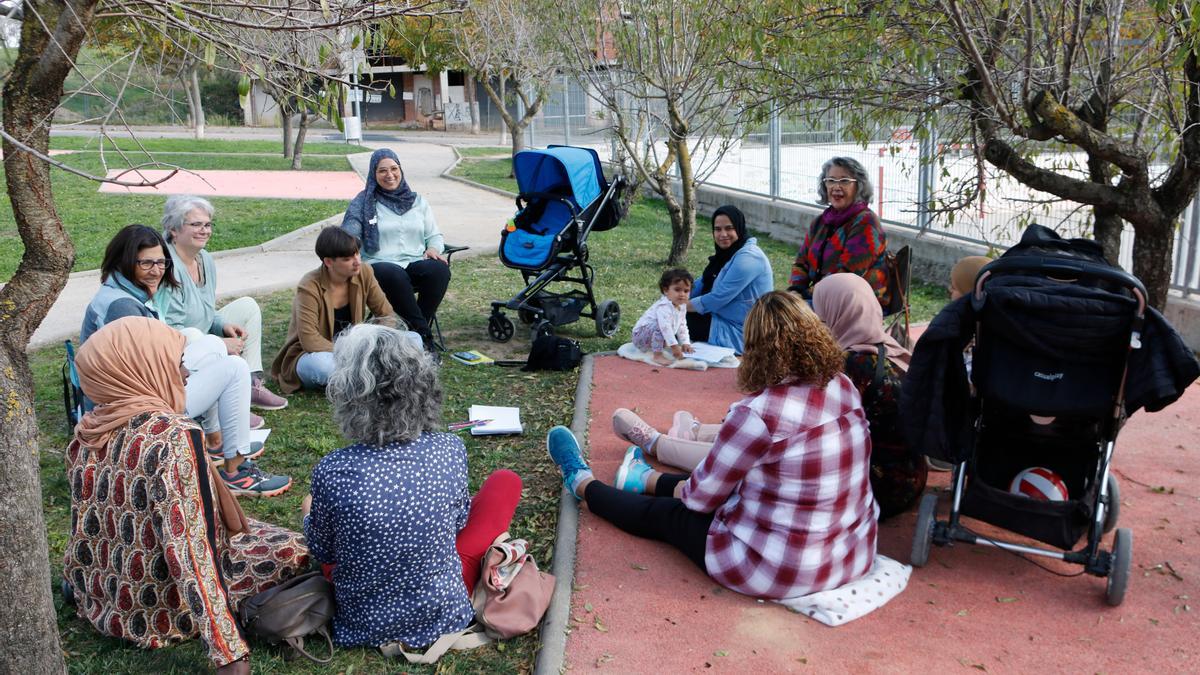 El grup de dones a la plaça del Centenari de Moià