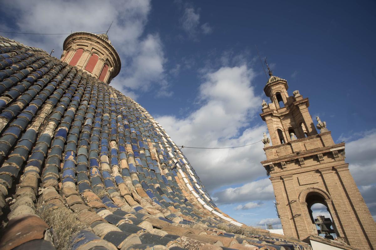 Cubierta y tejas en mal estado en la iglesia de las Escuelas Pías de València.