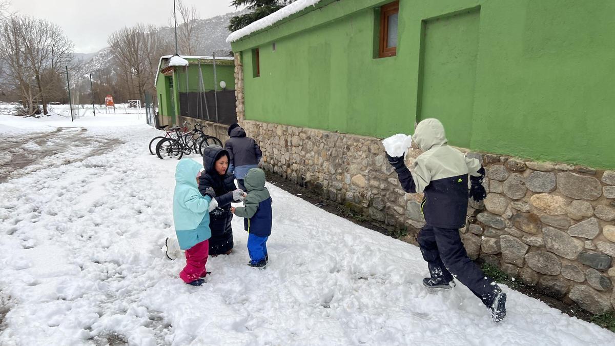 Una família jugant amb la neu a Esterri d'Àneu.