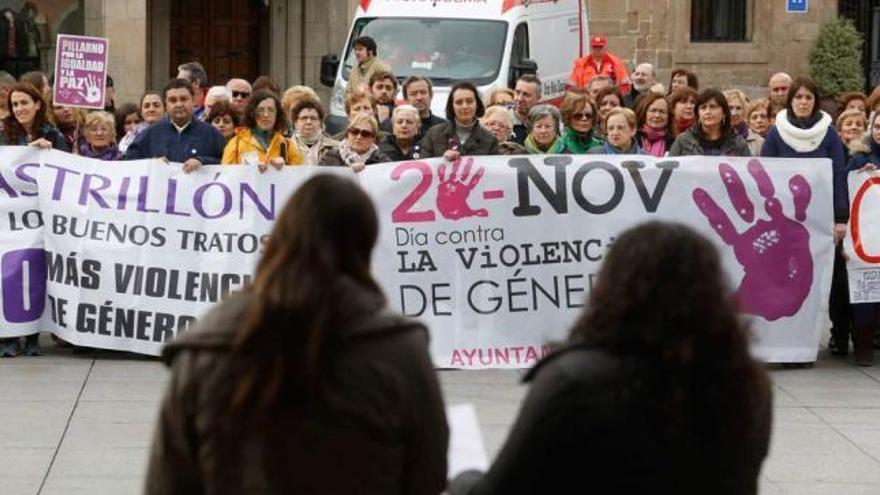 Dos integrantes de la asociación &quot;Abeyo&quot;, ayer, actuando en El Parche ante los participantes en la marcha.