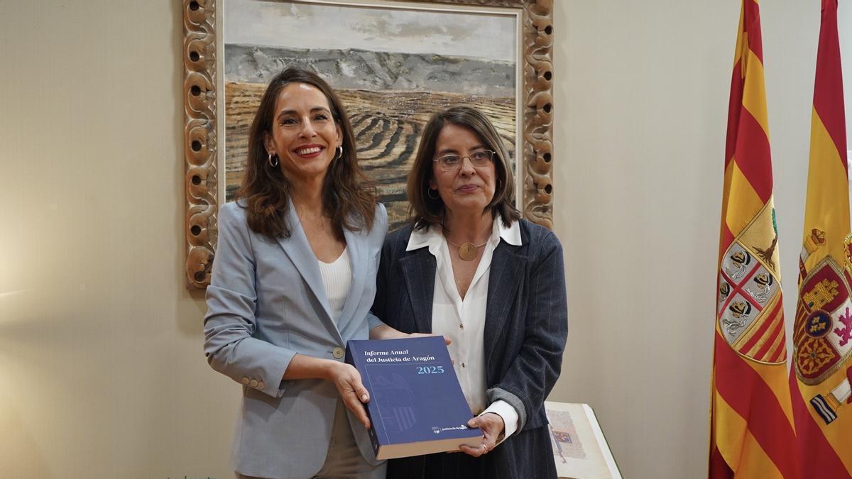 La presidenta de las Cortes, María Navarro, junto a la Justicia de Aragón, Concepción Gimeno, en la presentación del informe.