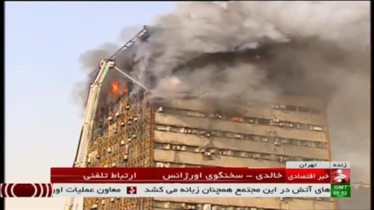 Vídeo de l’enfonsament d’un edifici en flames a Teheran.