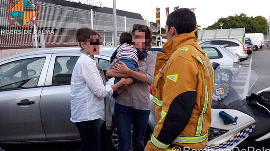 Los bomberos rescatan a un bebé que quedó encerrado en un coche en Palma