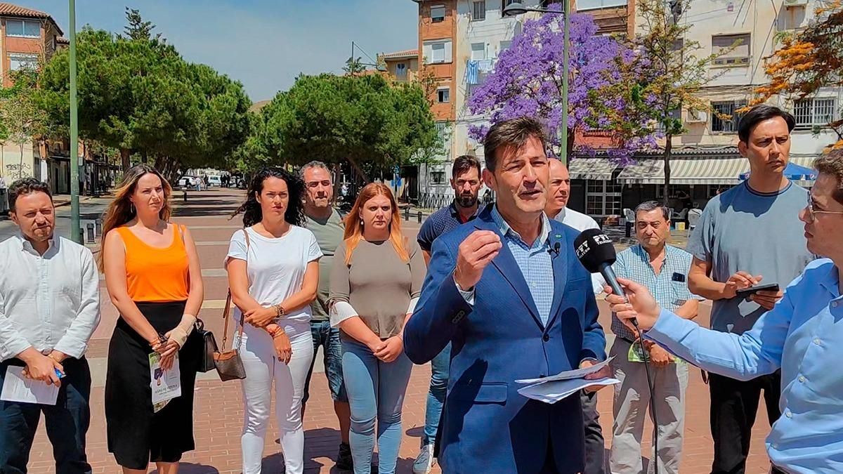 El candidato de Vox Antonio Alcázar, en un acto de precampaña con miembros de su lista.