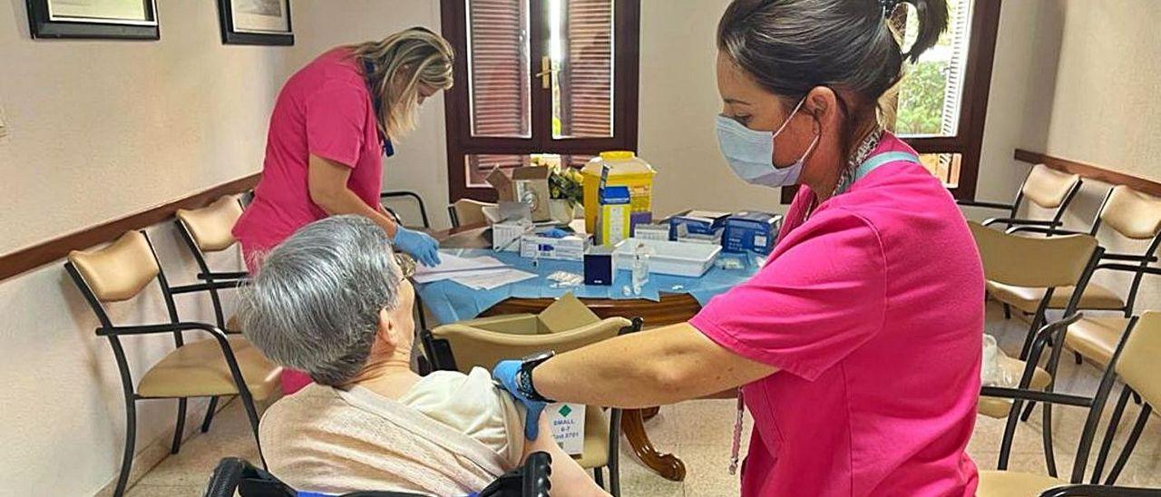 Sanidad está vacunando con la tercera dosis a los ancianos de las residencias geriátricas.