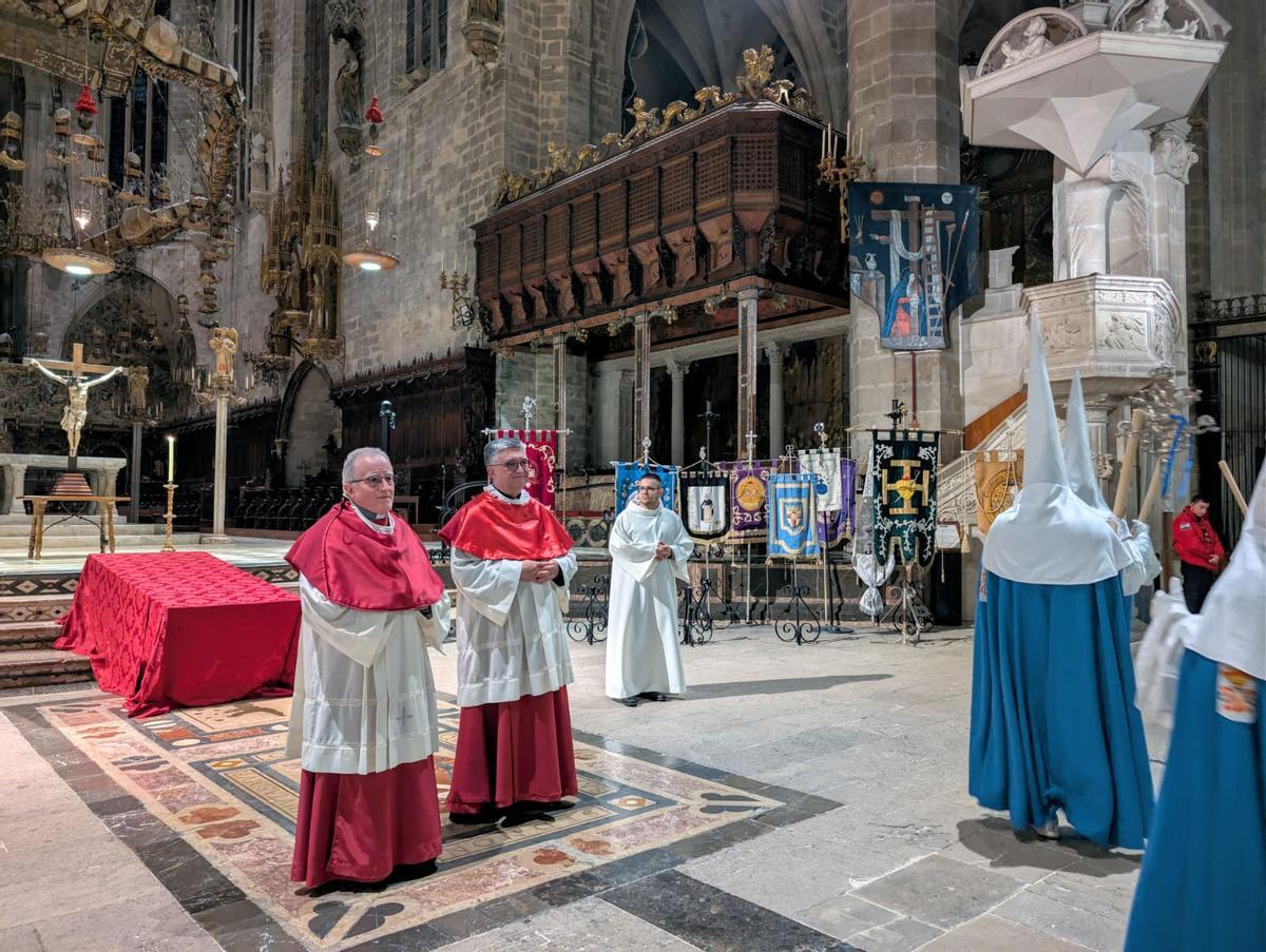 La llegada de la procesión del Crist de la Sang a la Catedral, en imágenes