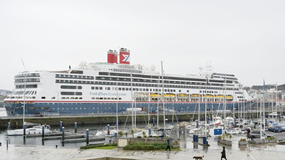 El crucero 'Borealis', atracado en el muelle de Trasatlánticos