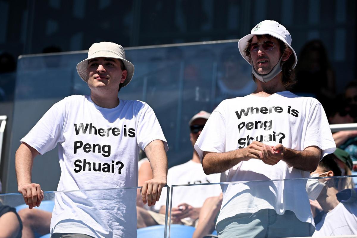 Unos aficionados durante el Open de Australia con camisetas de Peng Shuai