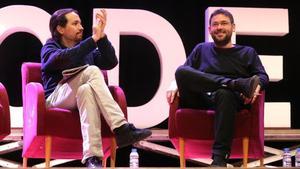 Pablo Iglesias aplaude a Albano Dante Fachin en un acto el pasado febrero en Sant Feliu de Llobregat.