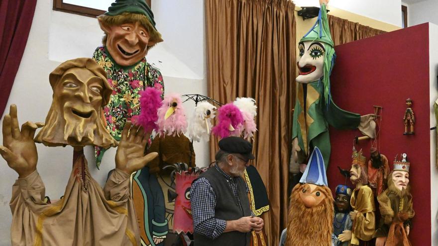 Miguel Ángel Ordóñez, en el taller donde crea las marionetas que utiliza para sus representaciones en la Casa de los Titeres. |  Almudena Álvarez/Efe