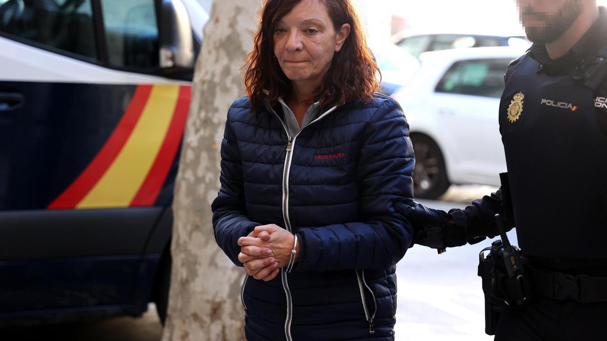 La autora confesa del crimen de Sineu, en los juzgados.