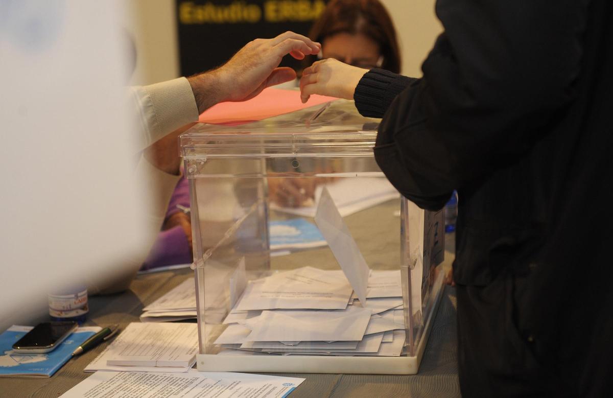 Urna para depositar el voto en un colegio electoral de Galicia.