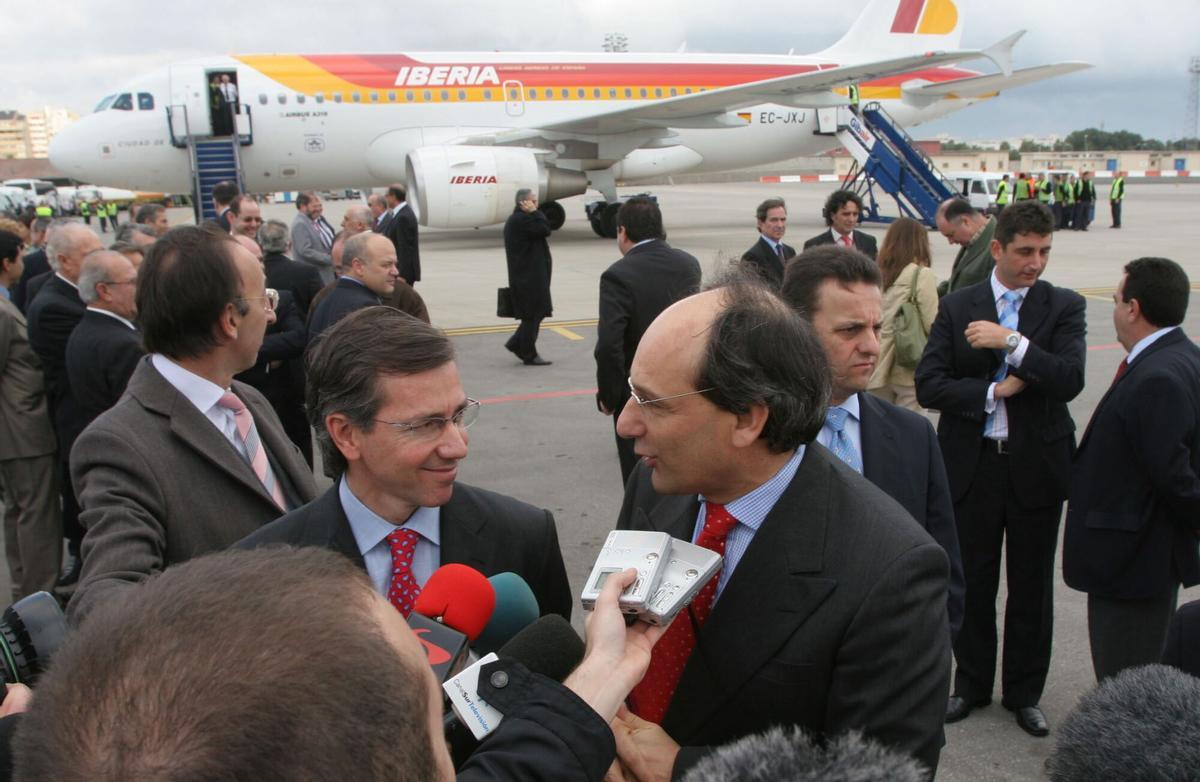 GIB14. Gibraltar, 16.12.2006.- El secretario de Estado de Asuntos Exteriores, Bernardino León (i), y el primer ministro de Gibraltar, Peter Caruana, atiende a los periodistas a la llegada del primero al aeropuerto gibraltareño, en un avión Airbus-319 de la compañía Iberia, la primera aeronave que ha llegado a Gibraltar procedente de Madrid-Barajas, casi setenta años despues de que Gran Bretaña, en plena Guerra Civil española, decidiera construir un aeródromo militar. El transporte aéreo entre España y el Peñón se ha puesto en marcha con un vuelo diario de ida y vuelta tras el acuerdo suscrito en Córdoba por España, el Reino Unido y Gibraltar. EFE/A.Carrasco Ragel. IBERIA REALIZA EL PRIMER VUELO DESDE UN AEROPUERTO ESPAÑOL A GIBRALTAR