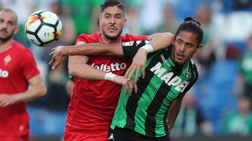 Mauricio Lemos -d-, durante un lance de juego con el Sassuolo.