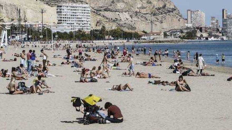 La playa del Postiguet mostraba ayer un aspecto impropio de un 1 de marzo.