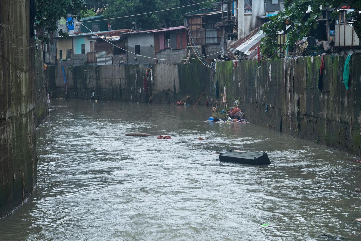 : Las pertenencias de los pueblos flotan en una calle inundada después de que las lluvias monzónicas causaron que la presa de La Mesa y el río Tullahan se desbordaran, inundando las áreas bajas cercanas con agua que llegó hasta más de tres pisos.