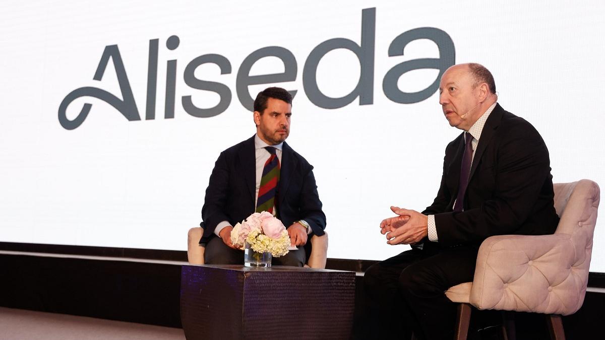 El director comercial de Aliseda, Jaime E. Navarro, y el economista Gonzalo Bernardos durante el evento.