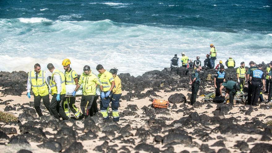 Momento del traslado, el pasado miércoles, de uno de los cinco cuerpos recuperados del mar en el tramo de costa entre Soo y Caleta de Famara.