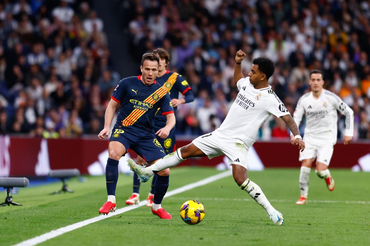 Arthur y Rodrygo durante el duelo entre Real Madrid y Girona en el Santiago Bernabeu