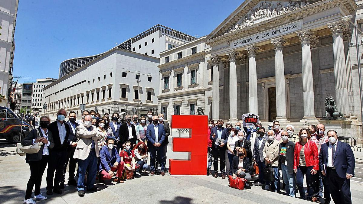 Defensores de la propuesta, ayer en el Congreso de los Diputados. | Ical