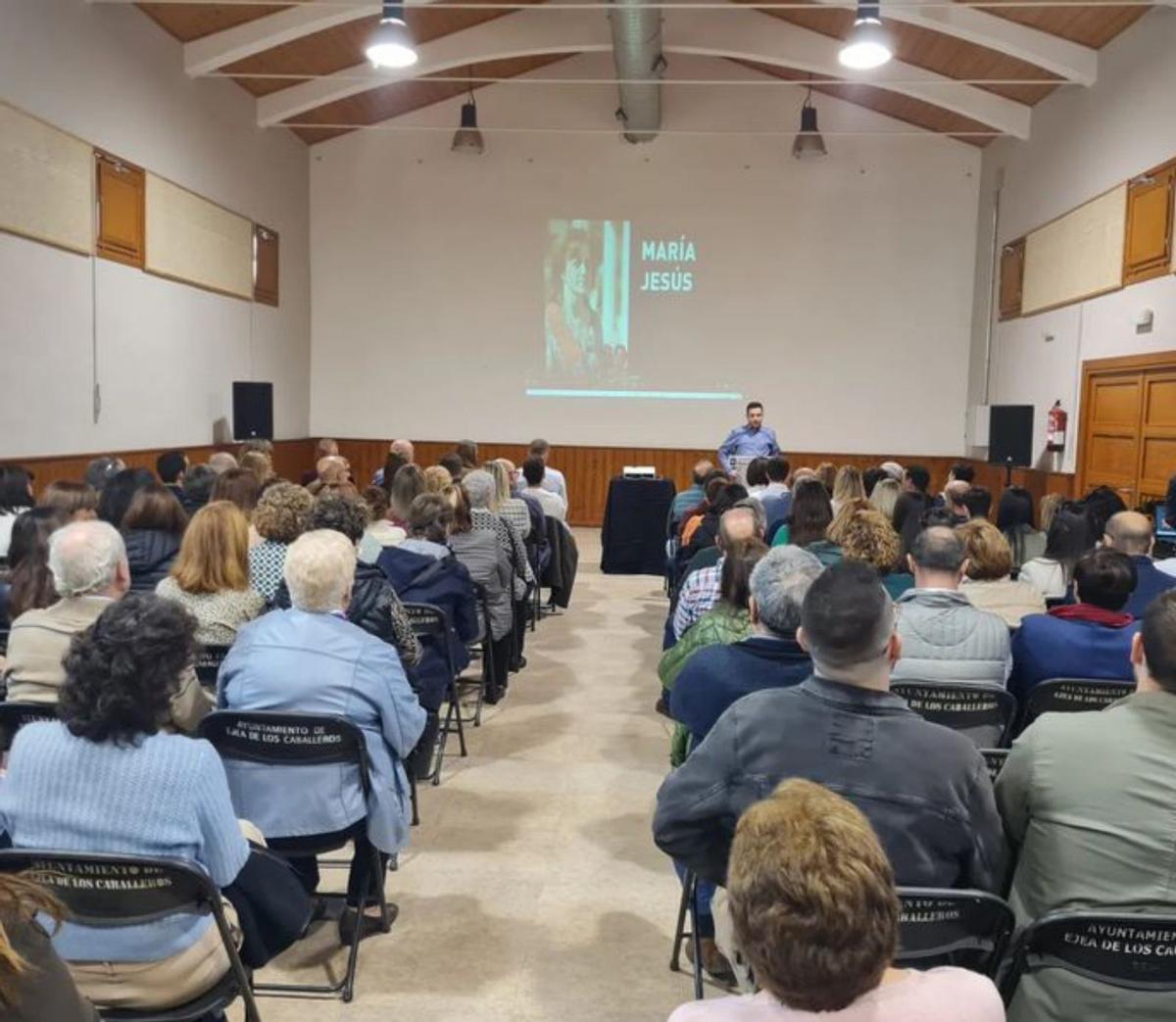 Vecinos y familiares se reunieron en el centro cívico. | SERVICIO ESPECIAL