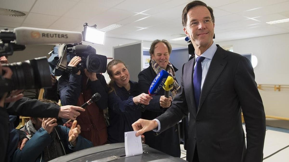El primer ministro holandés, Mark Rutte, deposita su voto en un centro de La Haya, este miércoles.