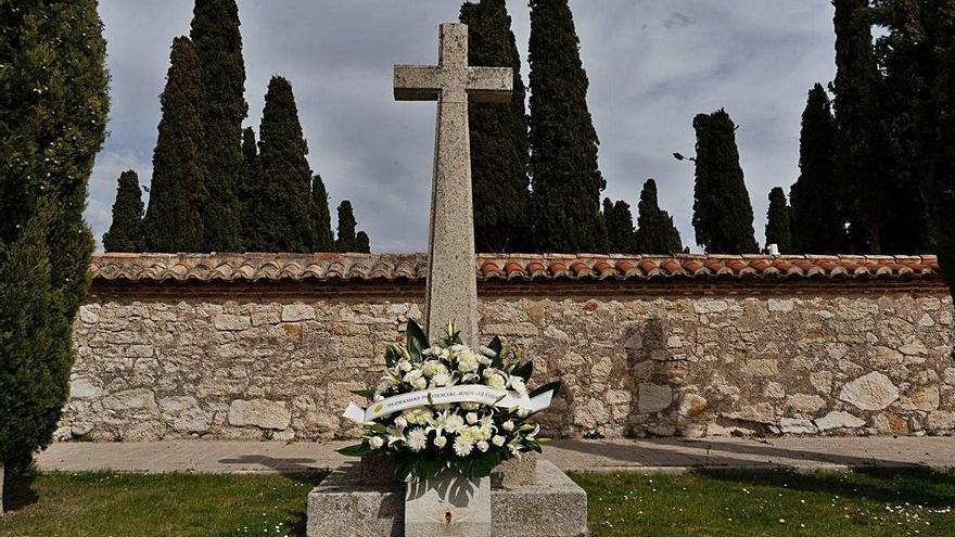 El centro de flores situado en el crucero del exterior del cementerio.